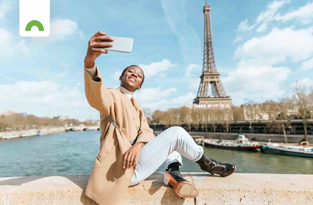 girl taking selfie in Paris